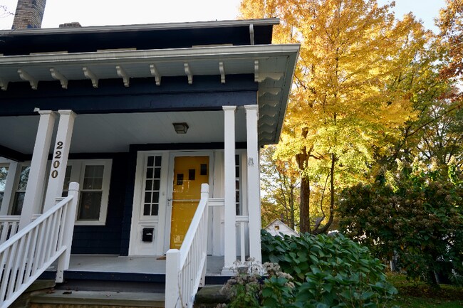 2200 Cottage Grove Ave in Cleveland Heights, OH - Foto de edificio - Building Photo