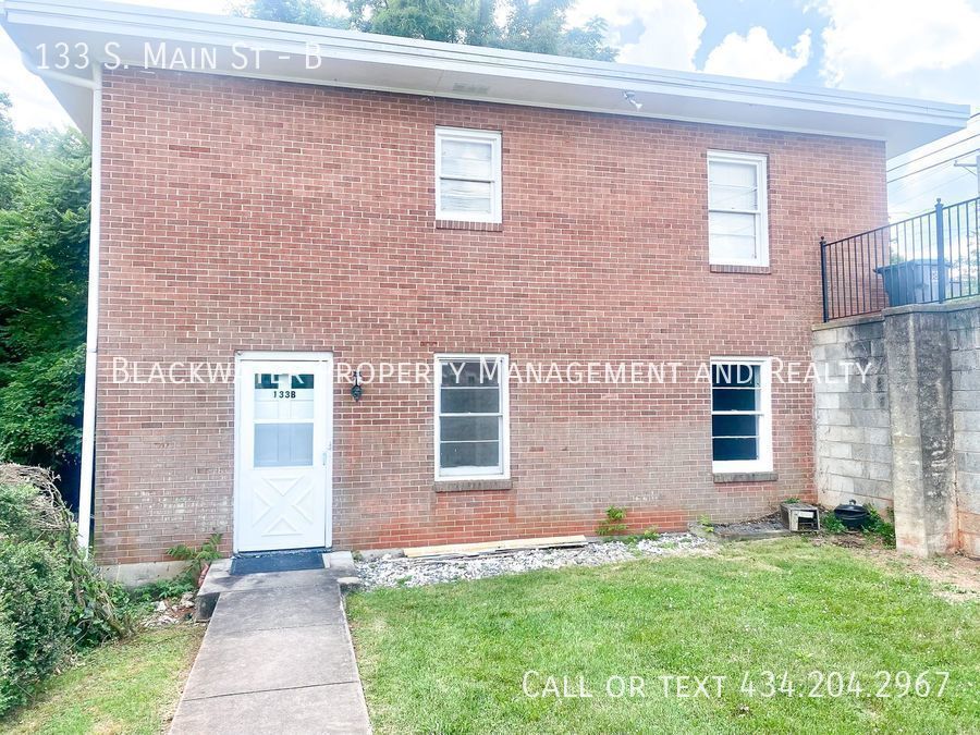 133 S Main St in Amherst, VA - Building Photo