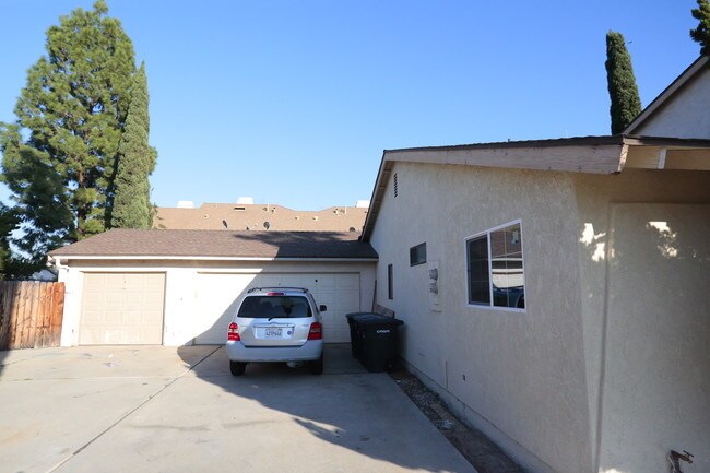 2553 N Capri St in Orange, CA - Building Photo - Building Photo