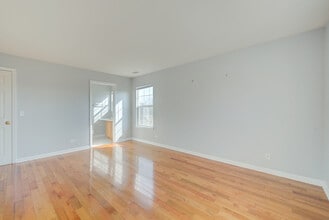 974 N Village Dr in Round Lake Beach, IL - Building Photo - Building Photo