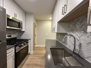 531 W Aldine Ave, Unit J02W in Chicago, IL - Foto de edificio - Building Photo