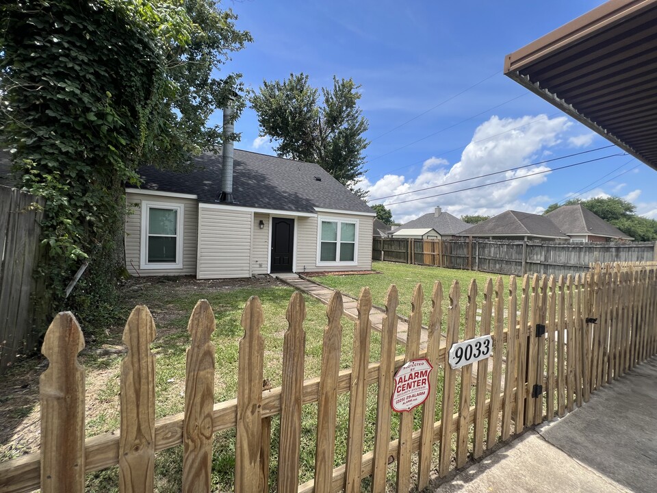 9033 Pecan Tree Dr in Baton Rouge, LA - Building Photo