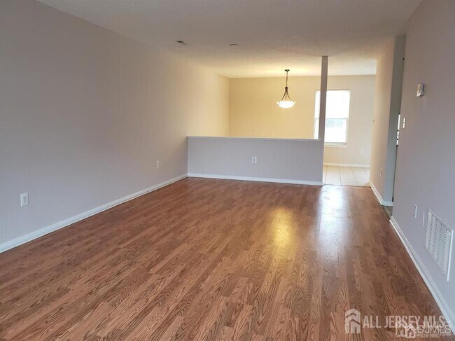 114 Daniel Ct in Kendall Park, NJ - Building Photo - Building Photo
