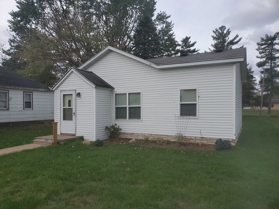 506 N Kilbourn Ave in Tomah, WI - Foto de edificio
