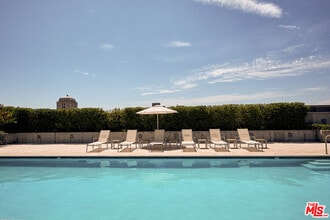 3785 Wilshire Blvd in Los Angeles, CA - Foto de edificio - Building Photo