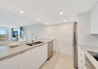 1717 N Bayshore Dr, Unit A-3533 in Miami, FL - Building Photo - Building Photo