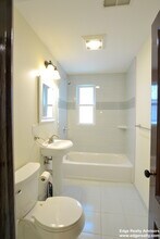 5 Smythe St, Unit 2 in Brookline, MA - Foto de edificio - Building Photo