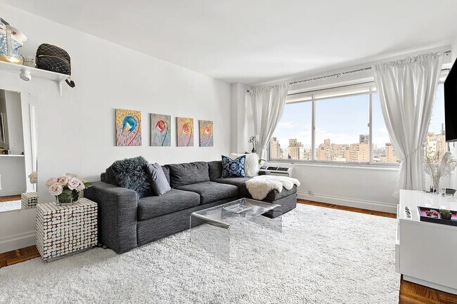 175 W 12th St in New York, NY - Building Photo - Building Photo