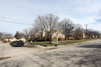 Towne Oaks Townhomes in Irving, TX - Building Photo - Building Photo