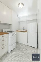 320 W 22nd St in New York, NY - Building Photo - Building Photo