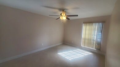 10738 N Kendall Dr, Unit K17 in Miami, FL - Building Photo - Building Photo