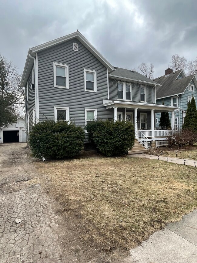 206 N Lawe St, Unit Upper 2 in Appleton, WI - Building Photo - Building Photo