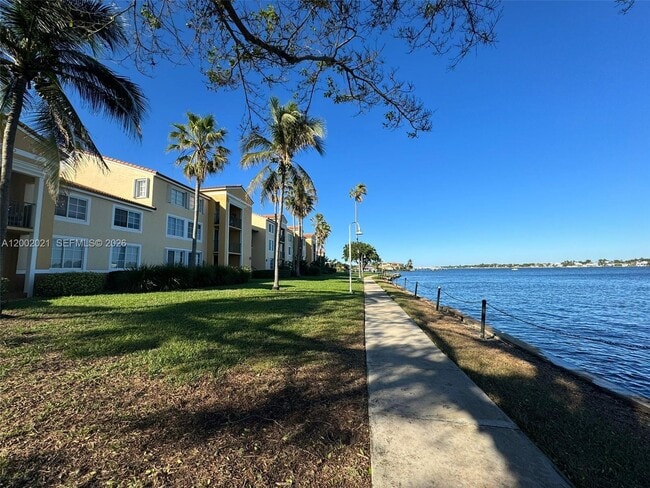 111 Yacht Club Way, Unit 107 in Hypoluxo, FL - Building Photo - Building Photo