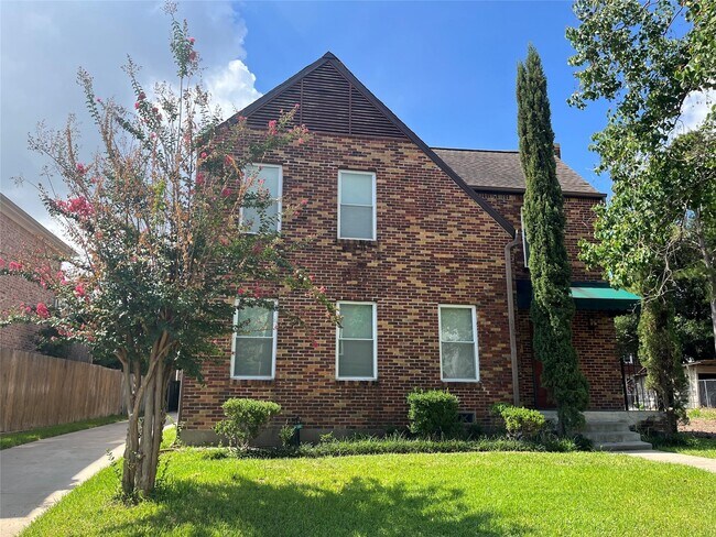 property at 401 W Saulnier St
