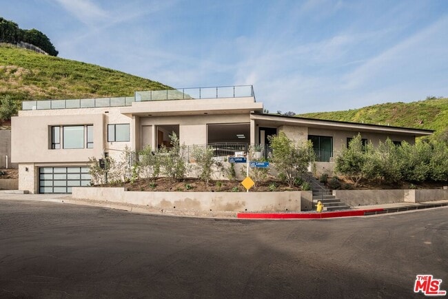 1205 Las Lomas Pl in Los Angeles, CA - Building Photo - Building Photo