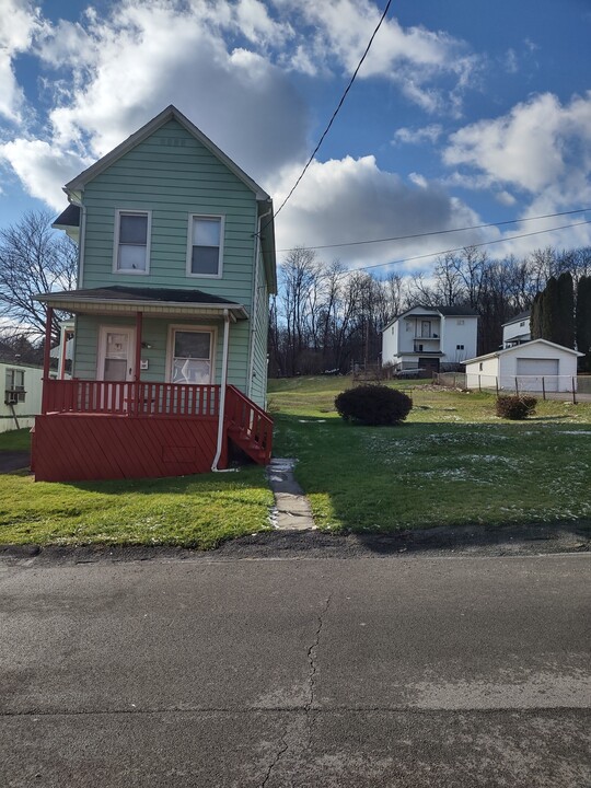 401 Carver St in Plymouth, PA - Foto de edificio