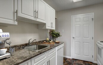 Huntington Place in Edmonton, AB - Building Photo - Building Photo