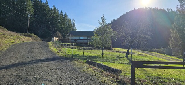 5213 Buckhorn Rd in Roseburg, OR - Foto de edificio - Building Photo