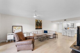 700 Uno Lago Dr in Juno Beach, FL - Foto de edificio - Building Photo