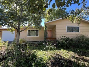 10920 SE Cherry Blossom Dr in Portland, OR - Building Photo - Building Photo