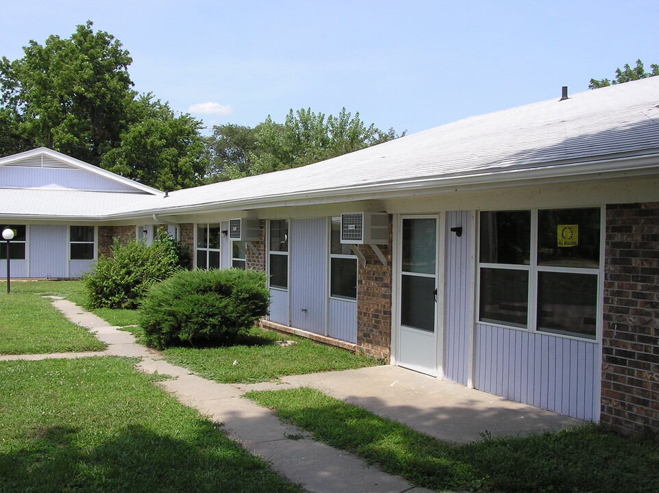 Mahaska Apartments - Republic in Republic, KS - Building Photo