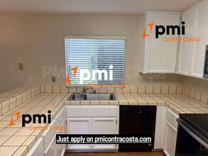 974 Signal Ct in Concord, CA - Building Photo - Building Photo