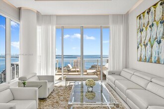 900 Brickell Key Blvd in Miami, FL - Building Photo - Building Photo