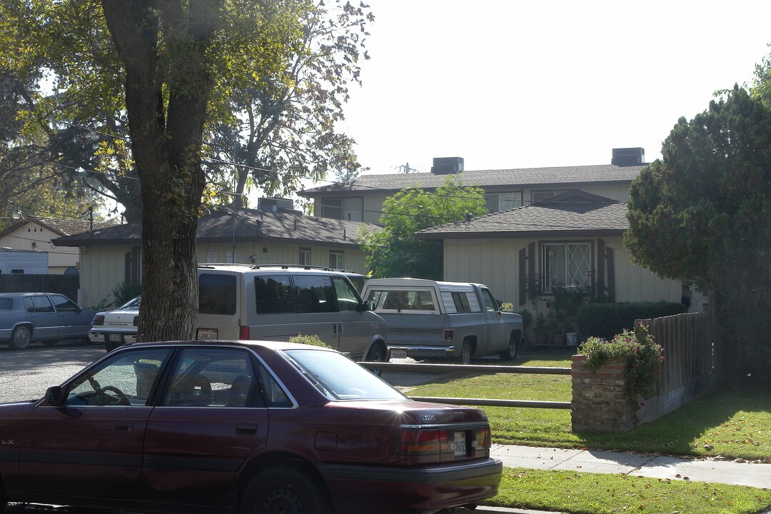 1242 Fir Ave in Atwater, CA - Foto de edificio