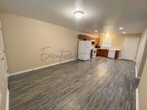 308 E 1st St in Iowa, LA - Building Photo - Building Photo