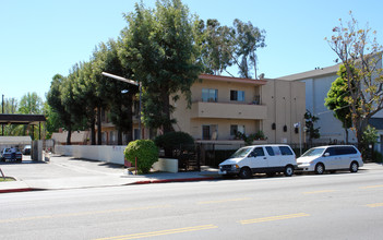 13730 Vanowen St in Van Nuys, CA - Building Photo - Building Photo