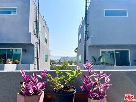 2927 1/2 Denby Ave in Los Angeles, CA - Building Photo