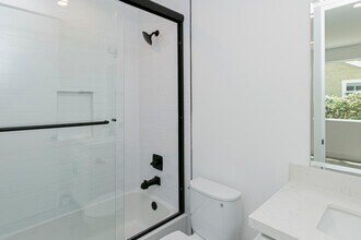 10851 1/2 Otsego St in North Hollywood, CA - Building Photo - Building Photo