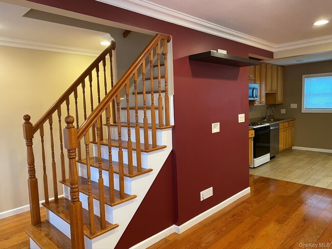 25 Woodhollow Rd in Albertson, NY - Building Photo - Building Photo