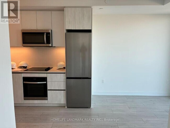 5858 Yonge St in Toronto, ON - Building Photo - Building Photo