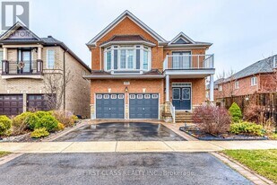 2558 Nichols Dr in Oakville, ON - Building Photo