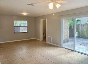 6105 SW 10th Pl in Gainesville, FL - Building Photo - Building Photo