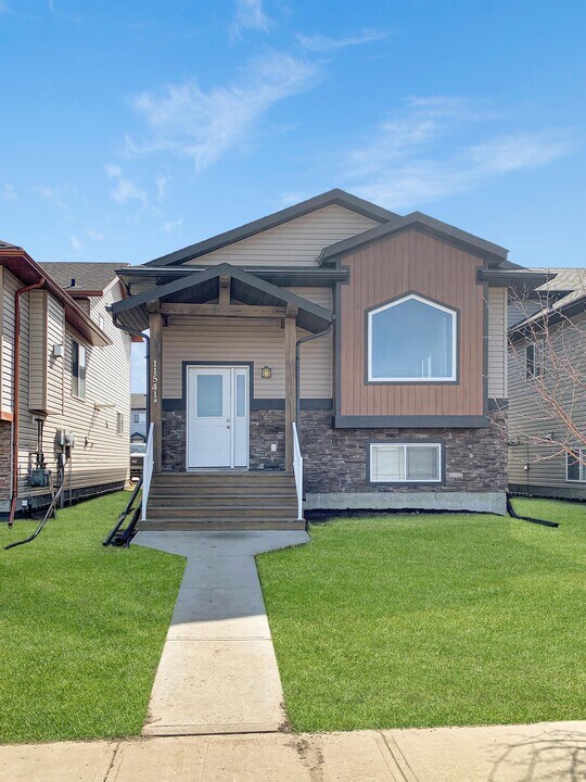 11541 77 Ave in Grande Prairie, AB - Building Photo
