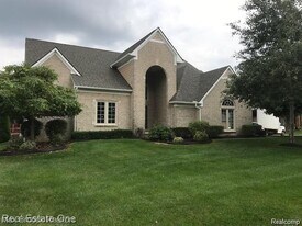 37899 McKenzie Ct in Farmington Hills, MI - Building Photo