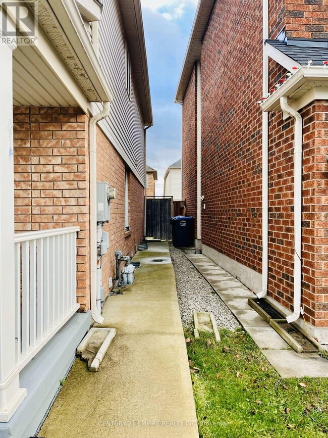 162 Decker Hollow Cir in Brampton, ON - Building Photo - Building Photo