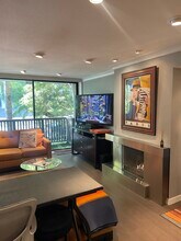 1134 Alta Loma Rd, Unit 103 in West Hollywood, CA - Building Photo - Building Photo
