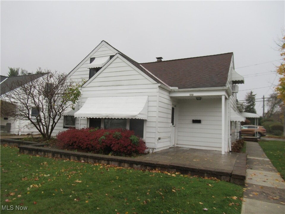 1219 Commonwealth Ave in Mayfield Heights, OH - Building Photo