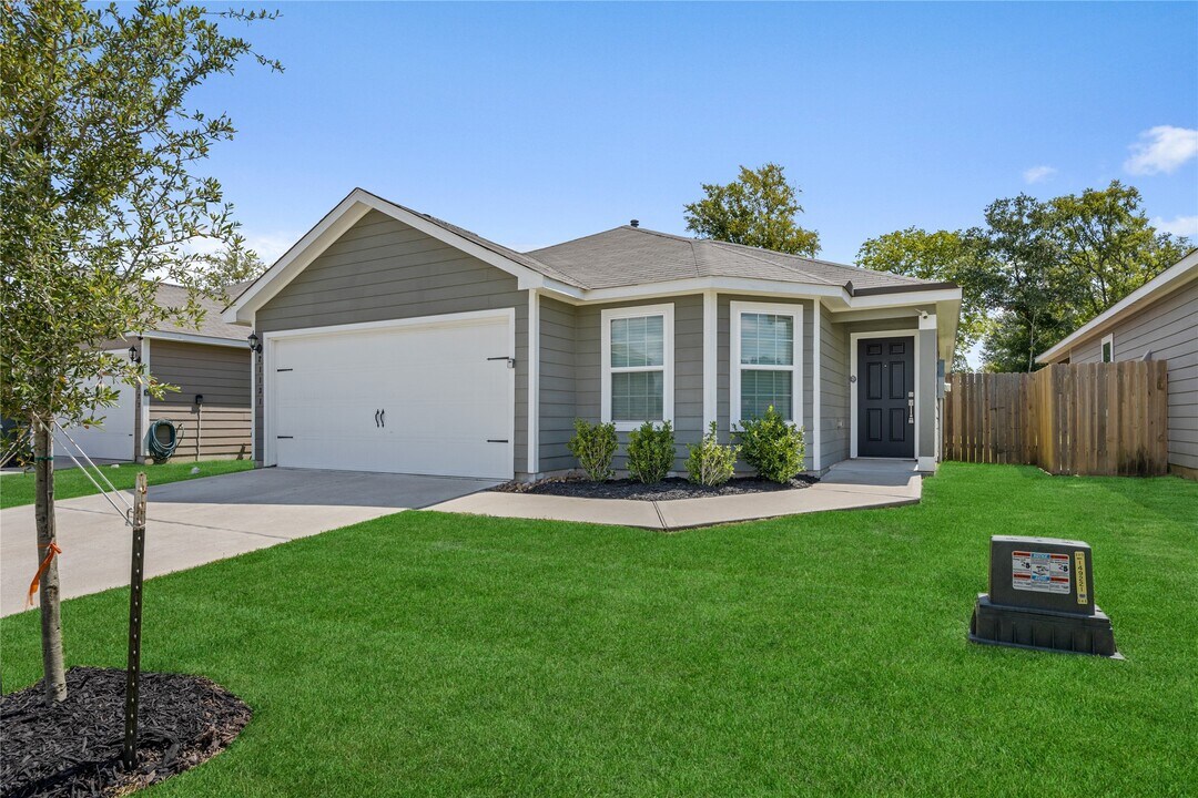 21131 Titian Dr. in Magnolia, TX - Building Photo