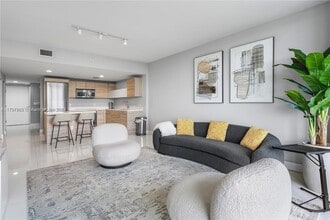 16385 Biscayne Blvd, Unit 1816 in Aventura, FL - Building Photo - Building Photo