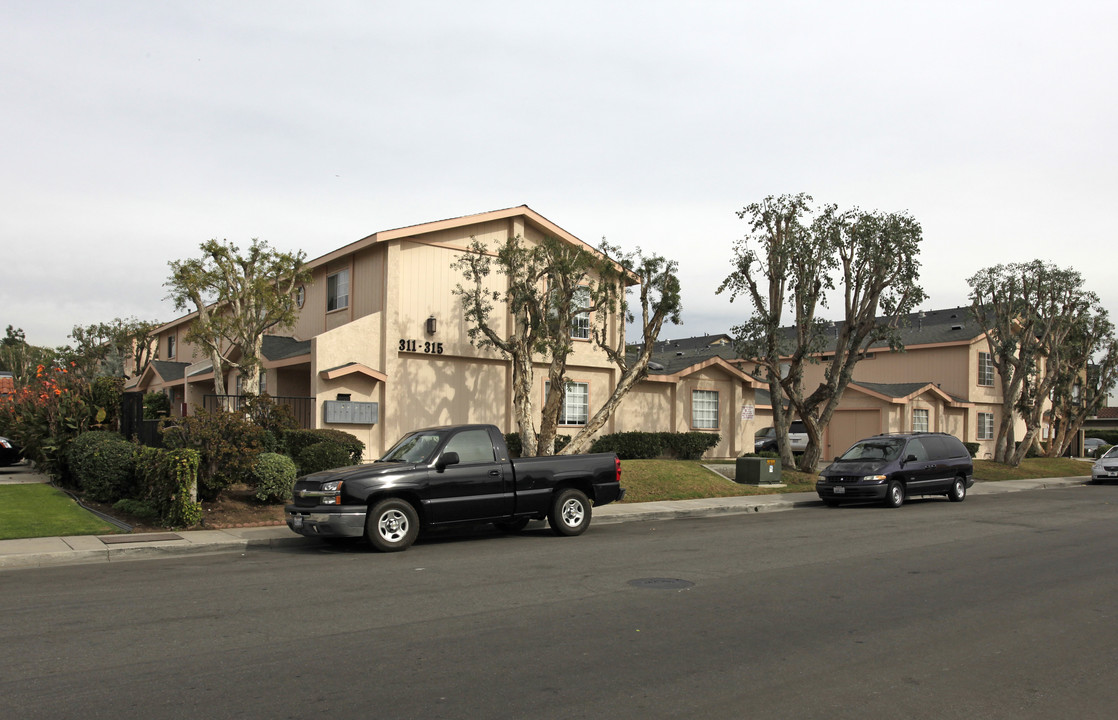 303-315 W Mountain View Ave in La Habra, CA - Building Photo