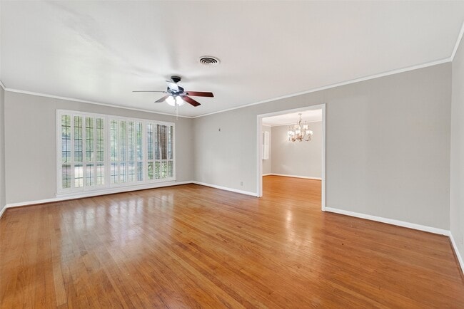 property at 2526 Gramercy St