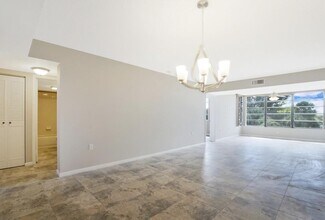 3636 Whitehall Dr in West Palm Beach, FL - Foto de edificio - Building Photo