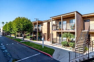 229 Woodruff Apartments in Bellflower, CA - Building Photo - Building Photo