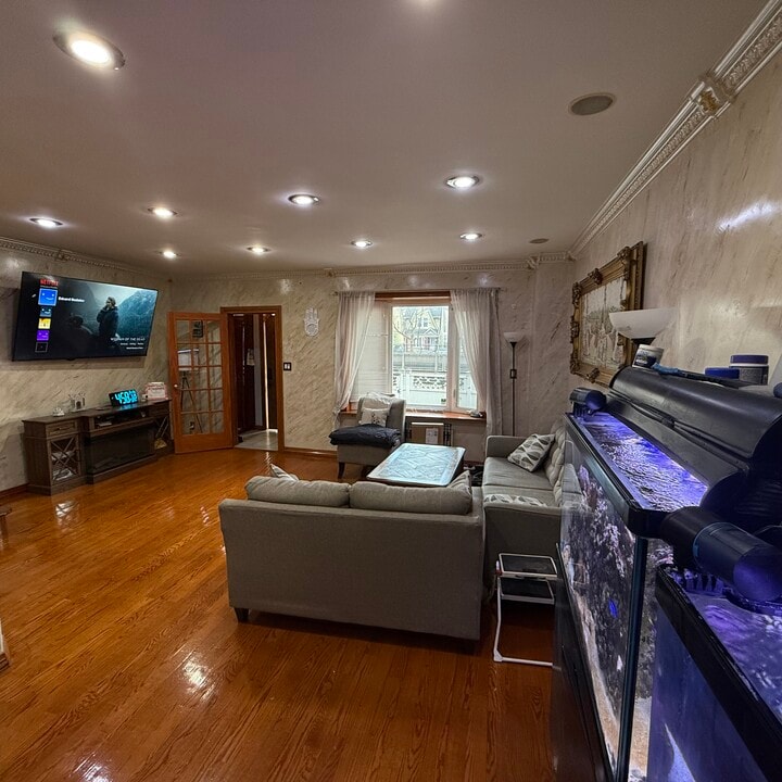 15905 Grand Central Pky, Unit Grand central in Jamaica, NY - Foto de edificio
