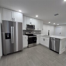 823 NW 30th Ct in Wilton Manors, FL - Building Photo - Building Photo