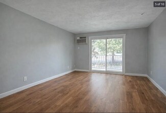 10 Karen Cir, Unit 10 in Billerica, MA - Foto de edificio - Building Photo